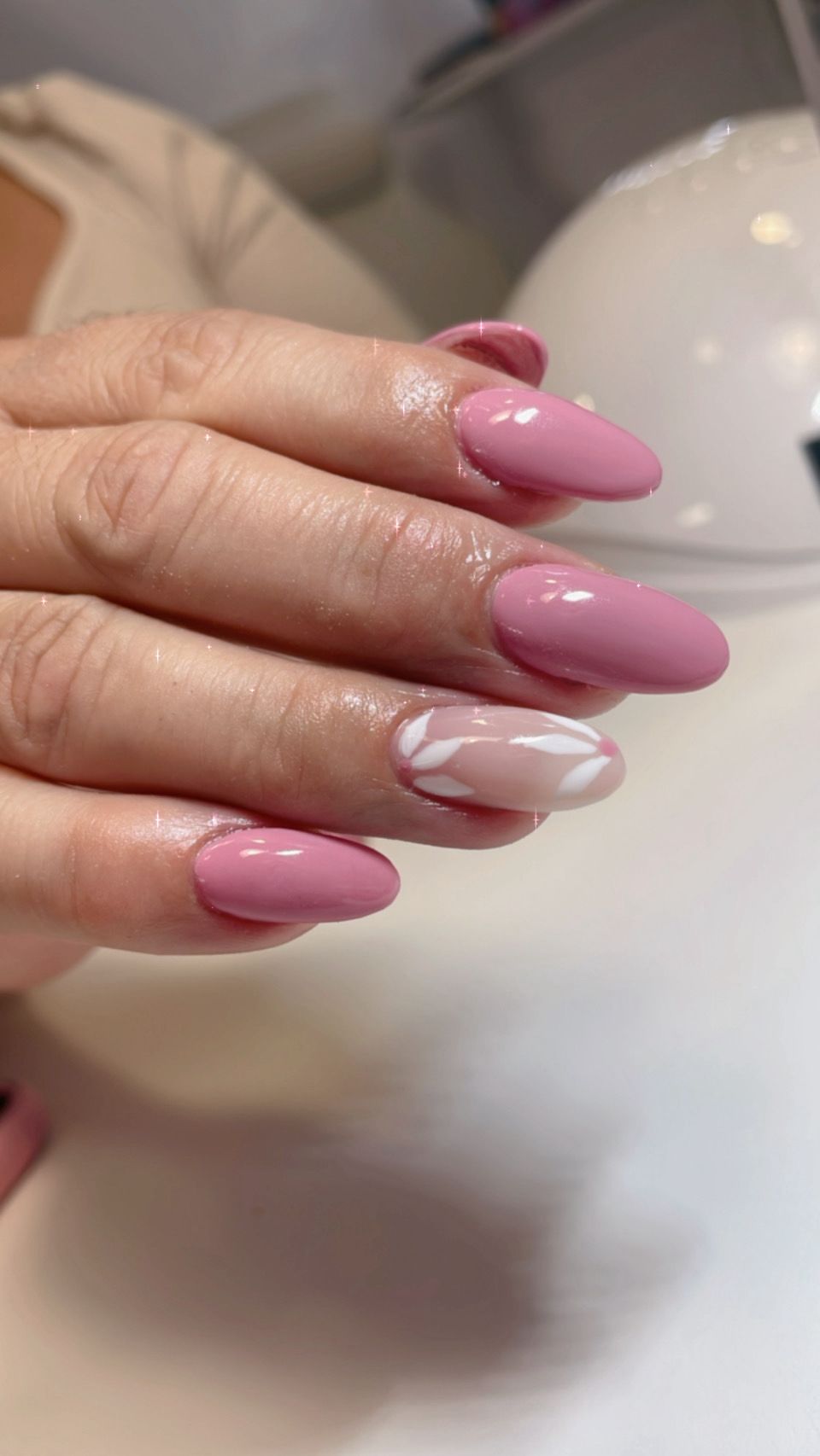 Semipermanente rosa con accent nail floral Nailsnhoa Beauty