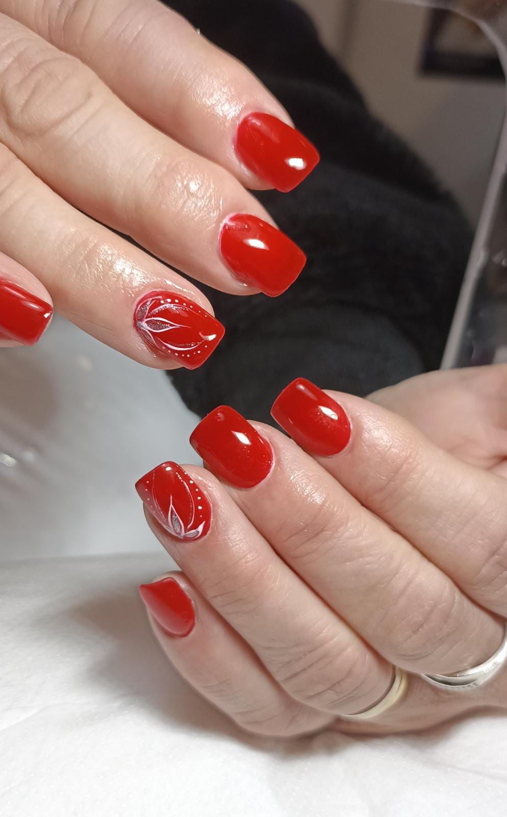 Nail art rojo diseño floral blanco Nailsnhoa Beauty