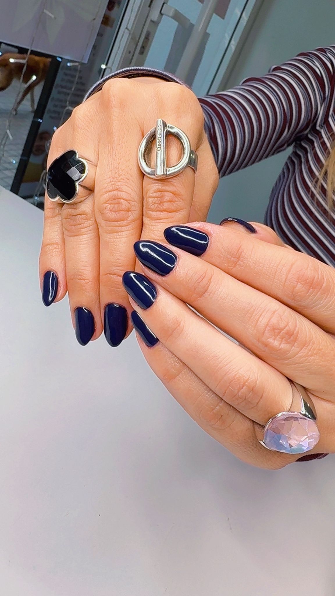Semipermanente azul marino uñas almendra Nailsnhoa Beauty